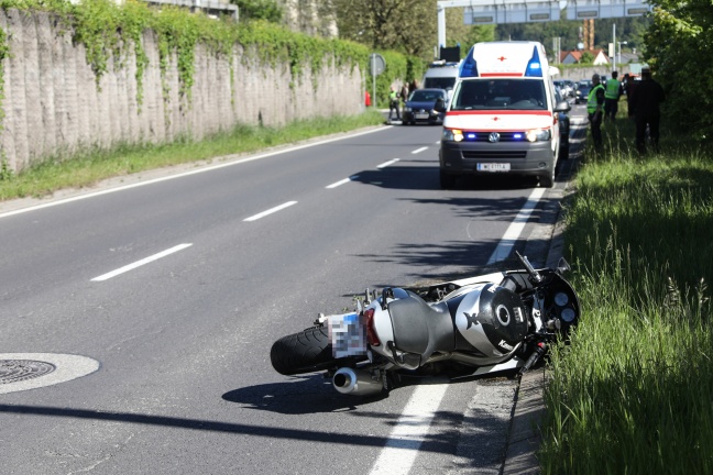 Motorradlenker bei Verkehrsunfall mit PKW in Wels verletzt