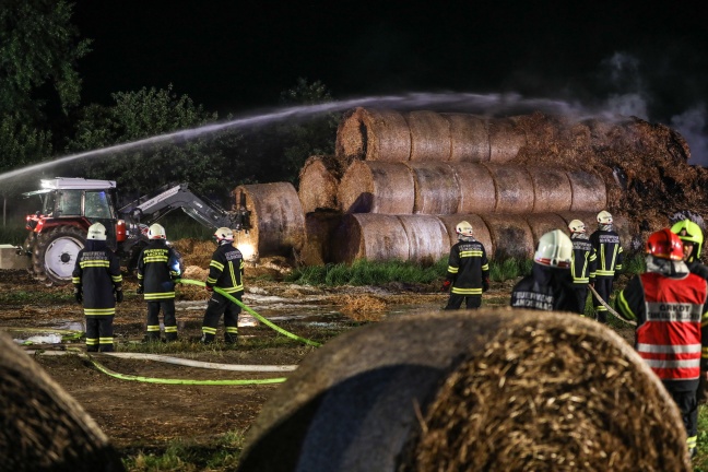 Strohballenlager in Feldkirchen an der Donau in Flammen aufgegangen