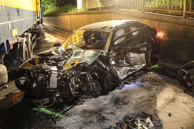 PKW-Lenker bei schwerem Crash mit Gefahrgut-LKW in Ansfelden im Auto eingeklemmt