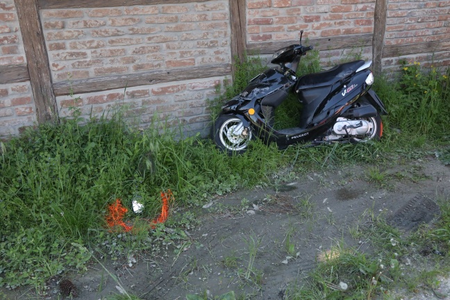Mopedlenker nach schwerem Crash in Pupping im Heck einer Betonpumpe eingeklemmt