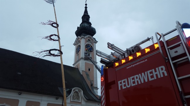 Sturmeinsätze: Feuerwehr musste eingehülltes Gerüst eines Wasserturms entkleiden