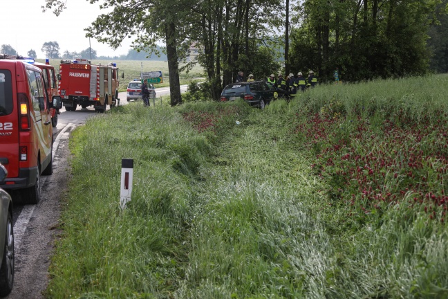 Taxi kracht bei Unfall in Pichl bei Wels gegen mehrere Bäume