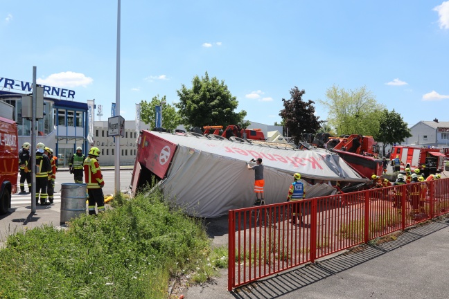 Schwierige Bergung eines umgestürzten LKW in Pasching