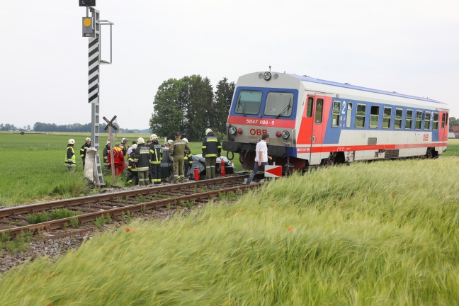 Auto auf Bahnübergang in Pettenbach von Regionalzug der Almtalbahn erfasst