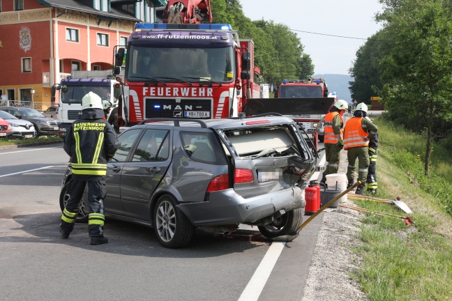 Auto bei Verkehrsunfall auf der Salzkammergutstraße in Regau über steile Böschung geschleudert