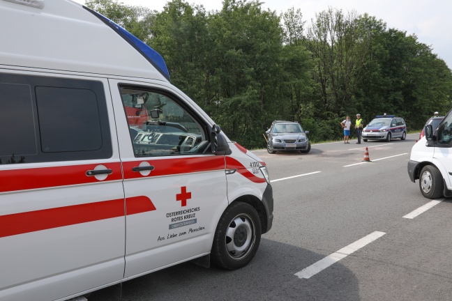 Auto bei Verkehrsunfall auf der Salzkammergutstraße in Regau über steile Böschung geschleudert