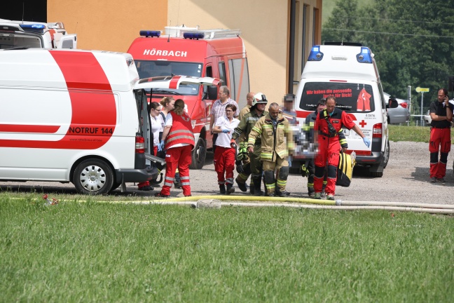 Drei Schwerverletzte bei Explosion während Löscharbeiten eines Silobrandes in Gaspoltshofen