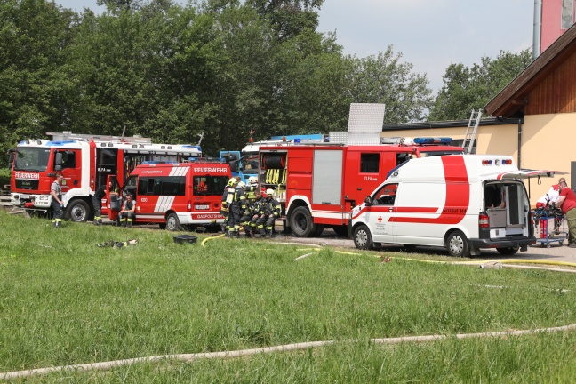 Drei Schwerverletzte bei Explosion während Löscharbeiten eines Silobrandes in Gaspoltshofen