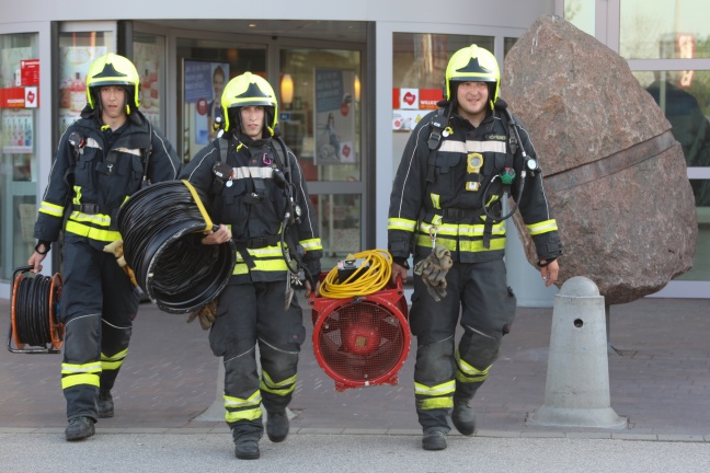Austritt von Kältemittel in einem Einkaufszentrum in Ansfelden erfordert Einsatz der Feuerwehr