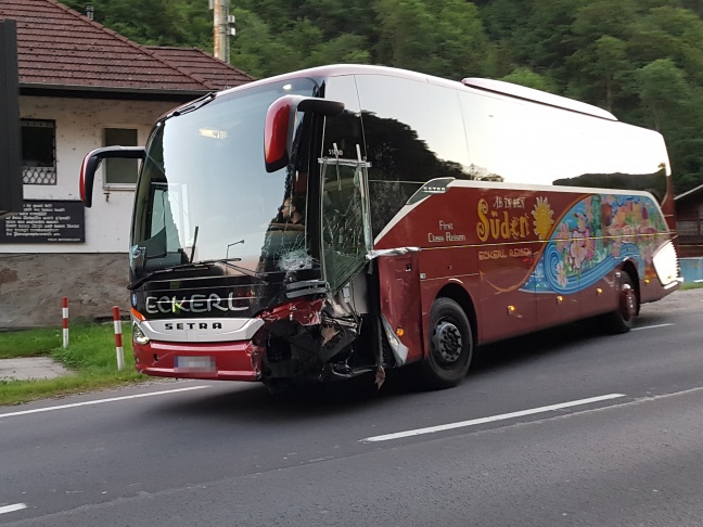 Autolenker (34) starb bei Crash mit Reisebus in Linz-St. Magdalena