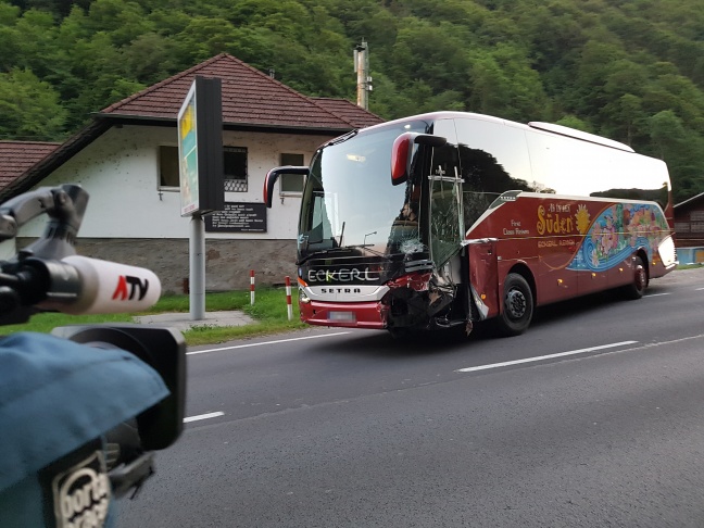 Autolenker (34) starb bei Crash mit Reisebus in Linz-St. Magdalena