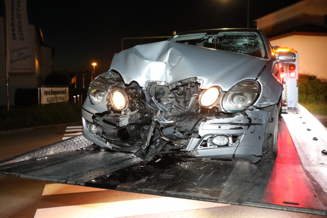 Auto krachte bei Verkehrsunfall in Wels gegen Plakatwand