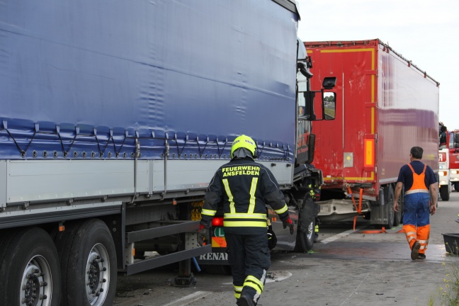 LKW-Lenker eingeklemmt: Weil Rettungsgasse nicht funktionierte, steckte Feuerwehr im Stau