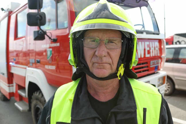 LKW-Lenker eingeklemmt: Weil Rettungsgasse nicht funktionierte, steckte Feuerwehr im Stau