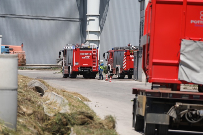 Feuerwehr bei Brandalarm in Abfallverwertungsunternehmen in Wels-Schafwiesen im Einsatz