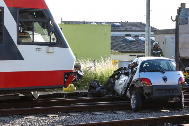 Autolenkerin stirbt bei Kollision mit Lokalbahn auf Bahnübergang in Peuerbach