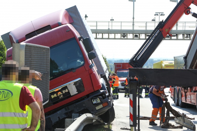LKW kracht auf der Westautobahn bei Linz gegen Anpralldämpfer und landet auf Leitschiene