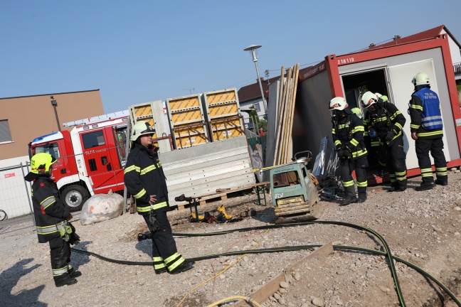 Brand eines Baucontainers in Marchtrenk sorgt für Einsatz der Feuerwehr