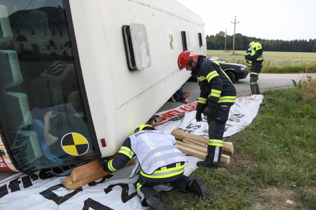 Spannende Einsatzübung für die Feuerwehr mit umgestürztem Linienbus