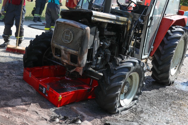 Feuerwehr bei Brand eines Traktors in Edt bei Lambach im Einsatz