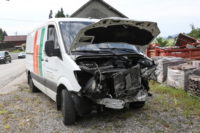 Drei Verletzte bei schwerem Verkehrsunfall in Ottnang am Hausruck