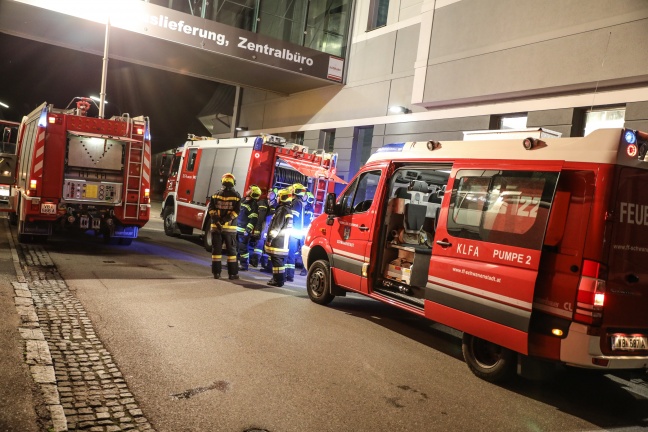 Feuerwehr bei Brand in einem Gewerbebetrieb in Schwanenstadt im Einsatz