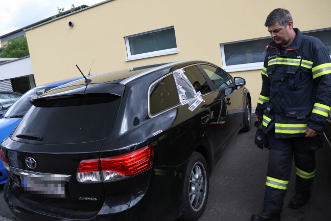 Kleinkind sperrte sich in Wels-Lichtenegg mit Fahrzeugschlüssel im Auto ein