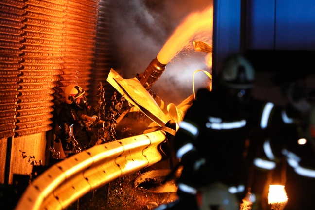 LKW mit Brombeeren auf der Innkreisautobahn bei Kematen am Innbach in Flammen aufgegangen