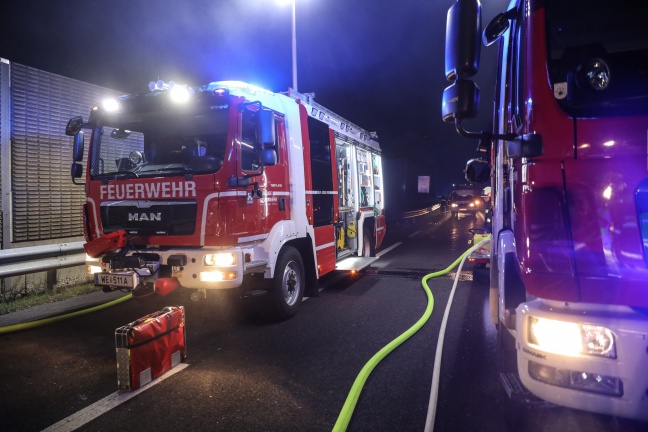 LKW mit Brombeeren auf der Innkreisautobahn bei Kematen am Innbach in Flammen aufgegangen