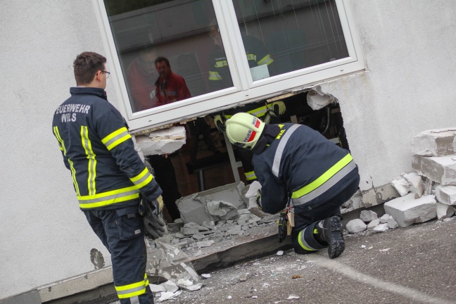 Unbeabsichtigtes Workout eines Autos endet mit Einsatz der Feuerwehr in einem Fitnessstudio in Wels-Innenstadt