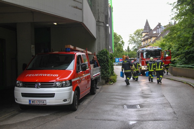 Unbeabsichtigtes Workout eines Autos endet mit Einsatz der Feuerwehr in einem Fitnessstudio in Wels-Innenstadt