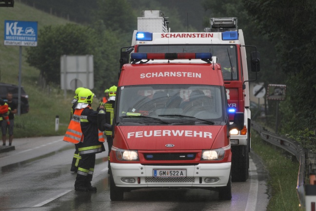 Autolenkerin bei Fahrzeugüberschlag in Scharnstein schwer verletzt