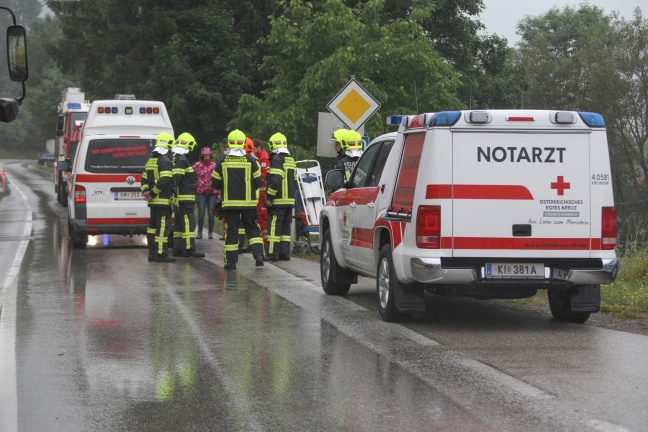 Autolenkerin bei Fahrzeugüberschlag in Scharnstein schwer verletzt