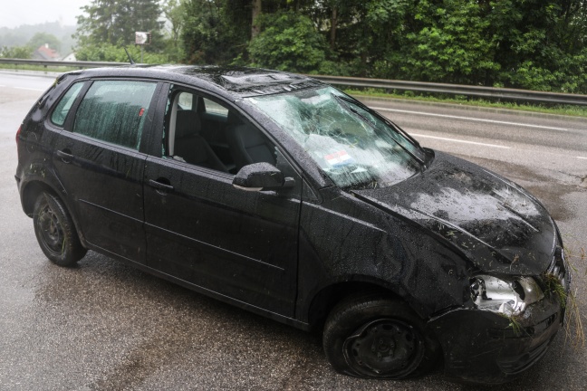 Autolenkerin bei Fahrzeugüberschlag in Scharnstein schwer verletzt