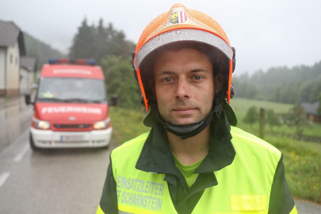 Autolenkerin bei Fahrzeugüberschlag in Scharnstein schwer verletzt