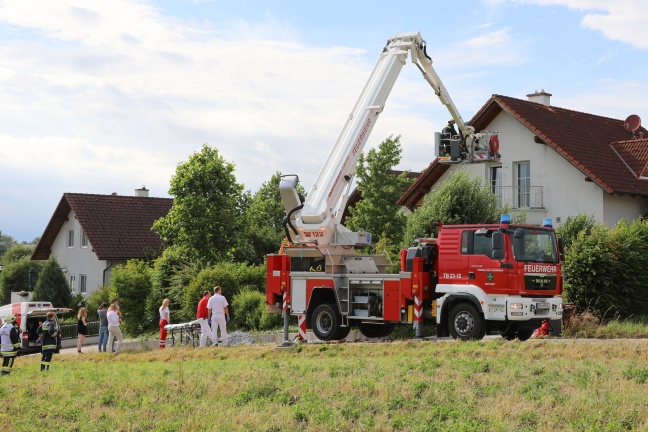 Personenrettung mit Teleskopmastbühne der Feuerwehr nach internem Notfall in Sipbachzell