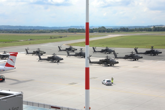 Staffel US-Kampfhubschrauber am Blue Danube Airport in Hörsching zwischengelandet