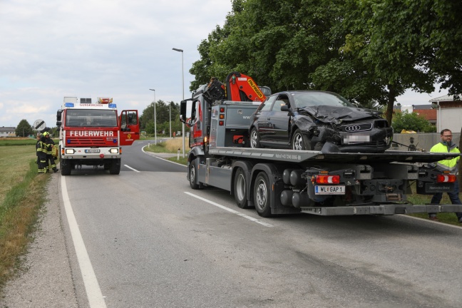 Kollision zwischen Auto und Traktor in Gunskirchen endet glimpflich