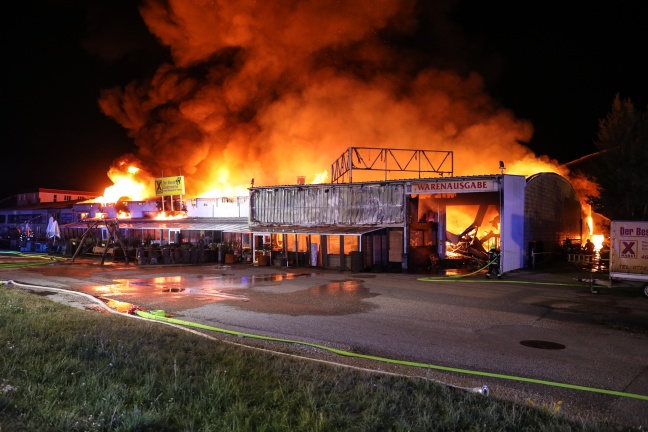 Großbrand eines Fachmarktzentrums in Marchtrenk
