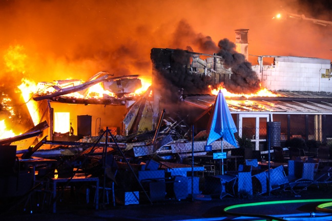 Großbrand eines Fachmarktzentrums in Marchtrenk