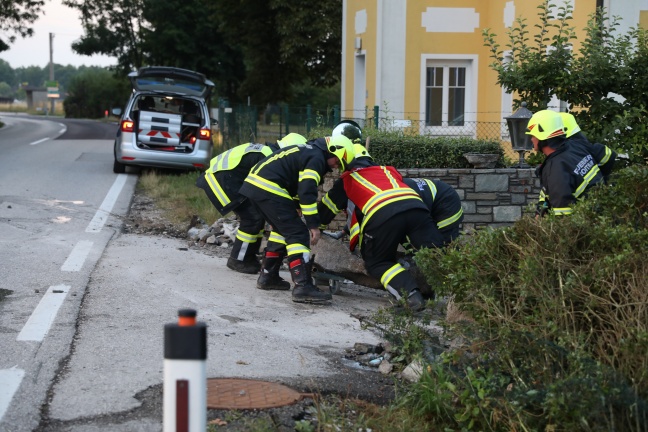 Autolenkerin kracht bei Unfall auf der Gmundener Straße in Roitham am Traunfall gegen Gartenmauer