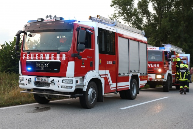 Autolenkerin kracht bei Unfall auf der Gmundener Straße in Roitham am Traunfall gegen Gartenmauer