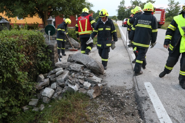 Autolenkerin kracht bei Unfall auf der Gmundener Straße in Roitham am Traunfall gegen Gartenmauer