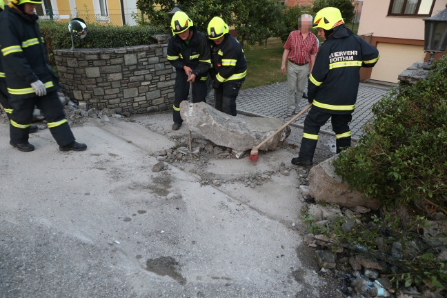 Autolenkerin kracht bei Unfall auf der Gmundener Straße in Roitham am Traunfall gegen Gartenmauer