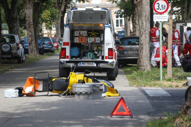 Lenkerin eines Elektrorollers kollidierte in Wels-Innenstadt mit Auto