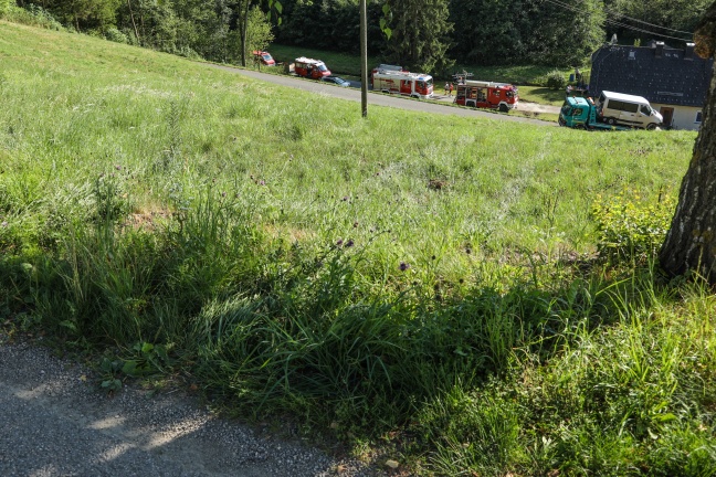 Kleintransporter rollte in Eberstalzell steilen Hang hinunter und stürzte in Bach