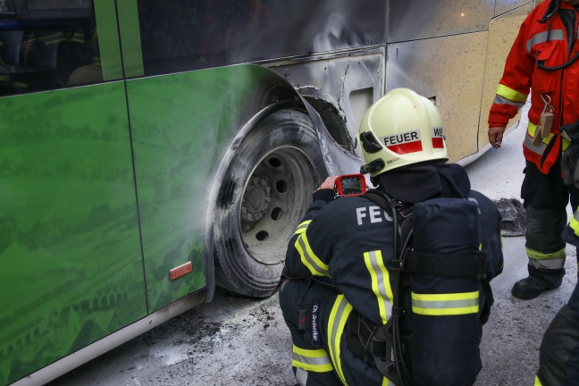 Brand eines Linienbusses in Wels-Neustadt sorgt für Einsatz von Feuerwehr