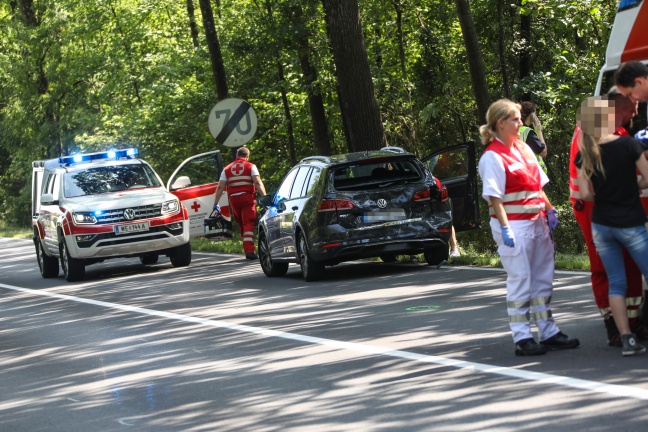 Verkehrsunfall zwischen PKW und LKW in Edt bei Lambach fordert leichtverletzte Person