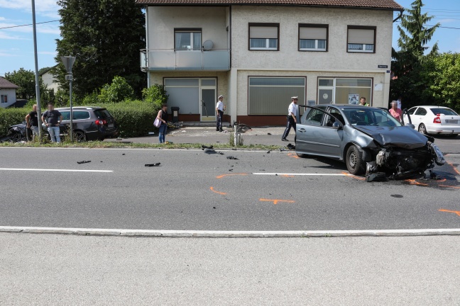 Zwei Radfahrer bei Kreuzungscrash mit drei Autos von Unfallfahrzeug erfasst und schwer verletzt