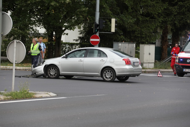 Kreuzungscrash in Wels fordert eine verletzte Person